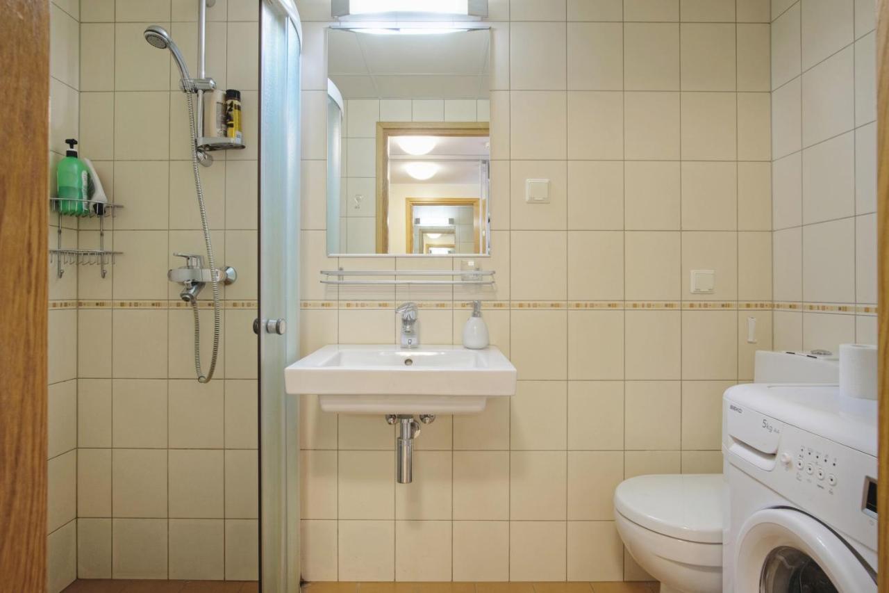 Studio Apartment In Quiet Heart Of Everything Tallinn Luaran gambar