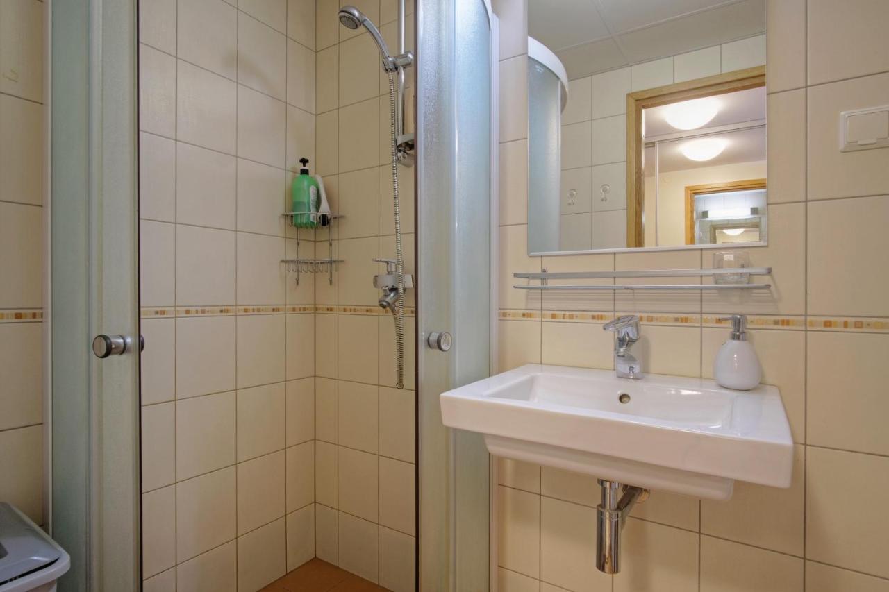 Studio Apartment In Quiet Heart Of Everything Tallinn Luaran gambar